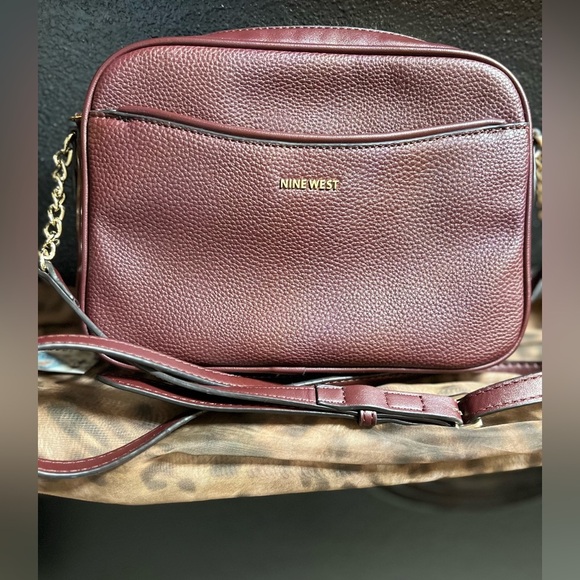 EUC- NINE WEST BURGUNDY SUPER CUTE CROSSBODY BAG WITH GOLD ACCENT CHAINS - Picture 1 of 12
